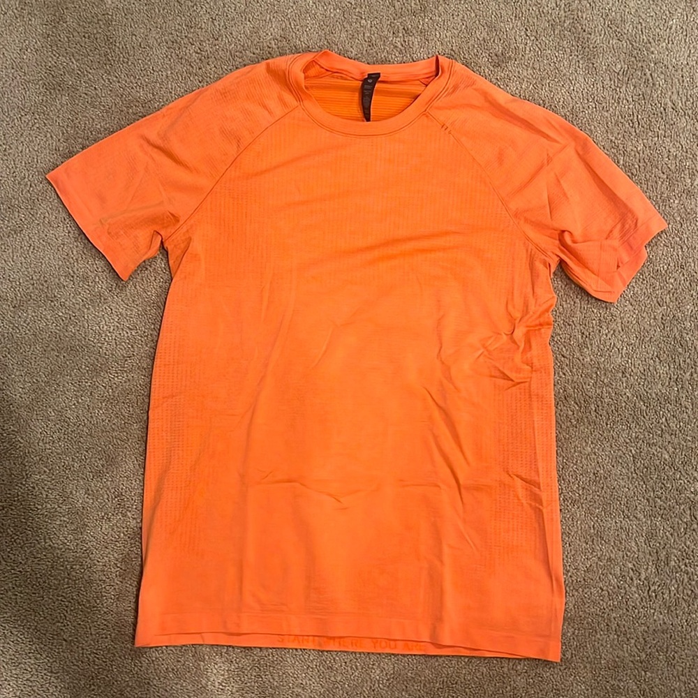 Mens medium lululemon metal vent tech short sleeve.